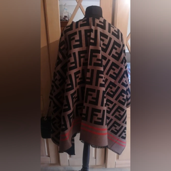 Fendi Oversized Reversible Cape - Picture 3 of 8